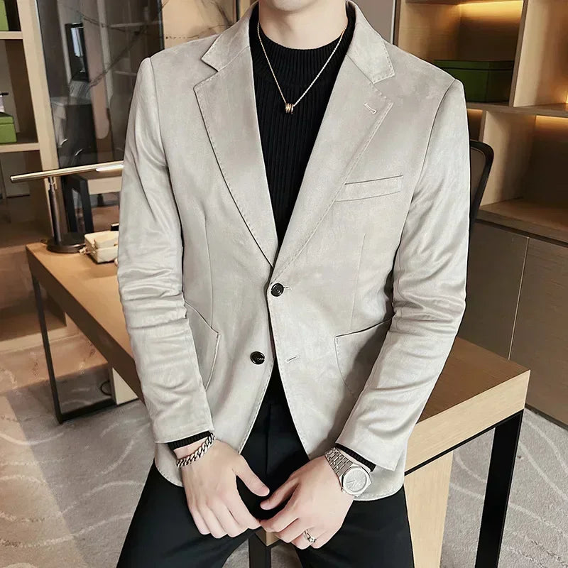 Blazer Masculino Atlas Romenzi RZ927 em detalhe, blazer clássico em materiais de alta qualidade que oferece conforto, durabilidade e estilo sofisticado.