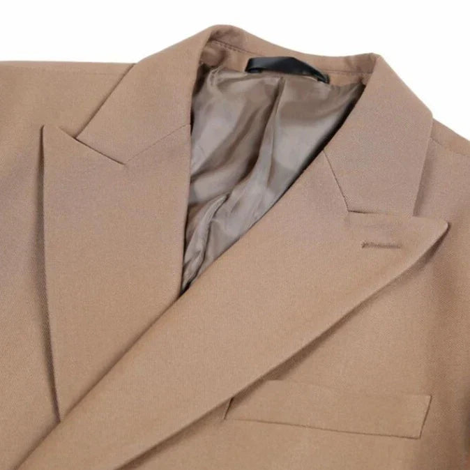 Blazer Masculino de Abotoamento Duplo Romenzi RZ936 em detalhe, blazer sustentável em tecido ecológico que oferece conforto, caimento perfeito e sofisticação.