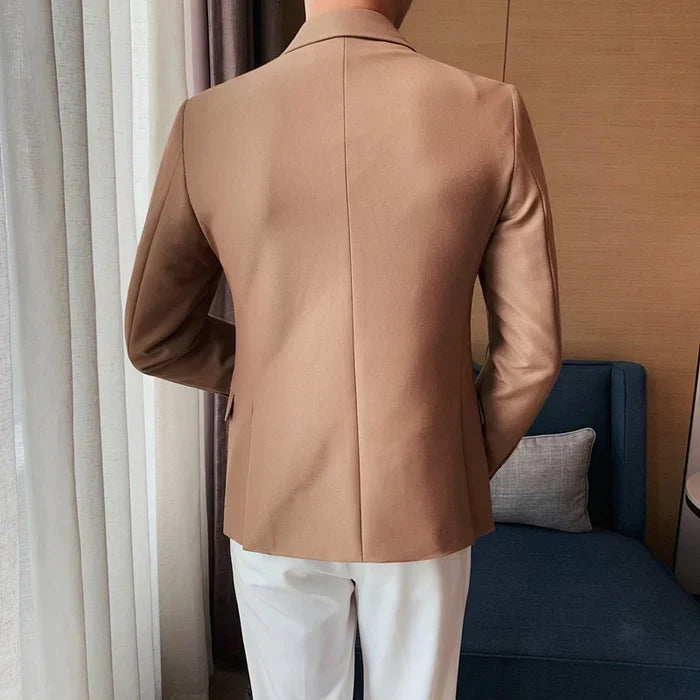 Blazer Masculino de Abotoamento Duplo Romenzi RZ936 em detalhe, blazer sustentável em tecido ecológico que oferece conforto, caimento perfeito e sofisticação.