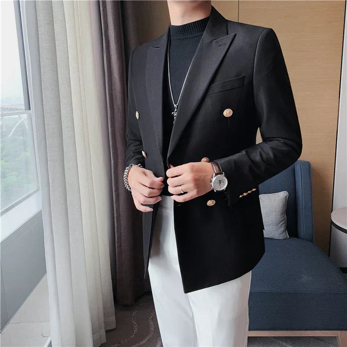 Blazer Masculino de Abotoamento Duplo Romenzi RZ936 em detalhe, blazer sustentável em tecido ecológico que oferece conforto, caimento perfeito e sofisticação.