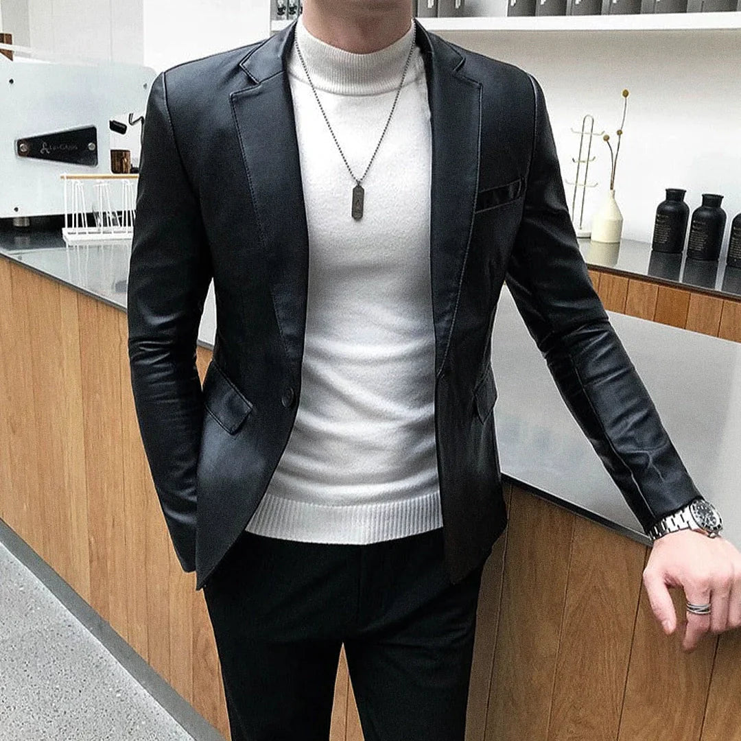 Blazer Masculino de Couro Lancaster Romenzi RZ921 em detalhe, peça premium em couro sofisticado e resistente, ideal para looks casuais ou formais elegantes.