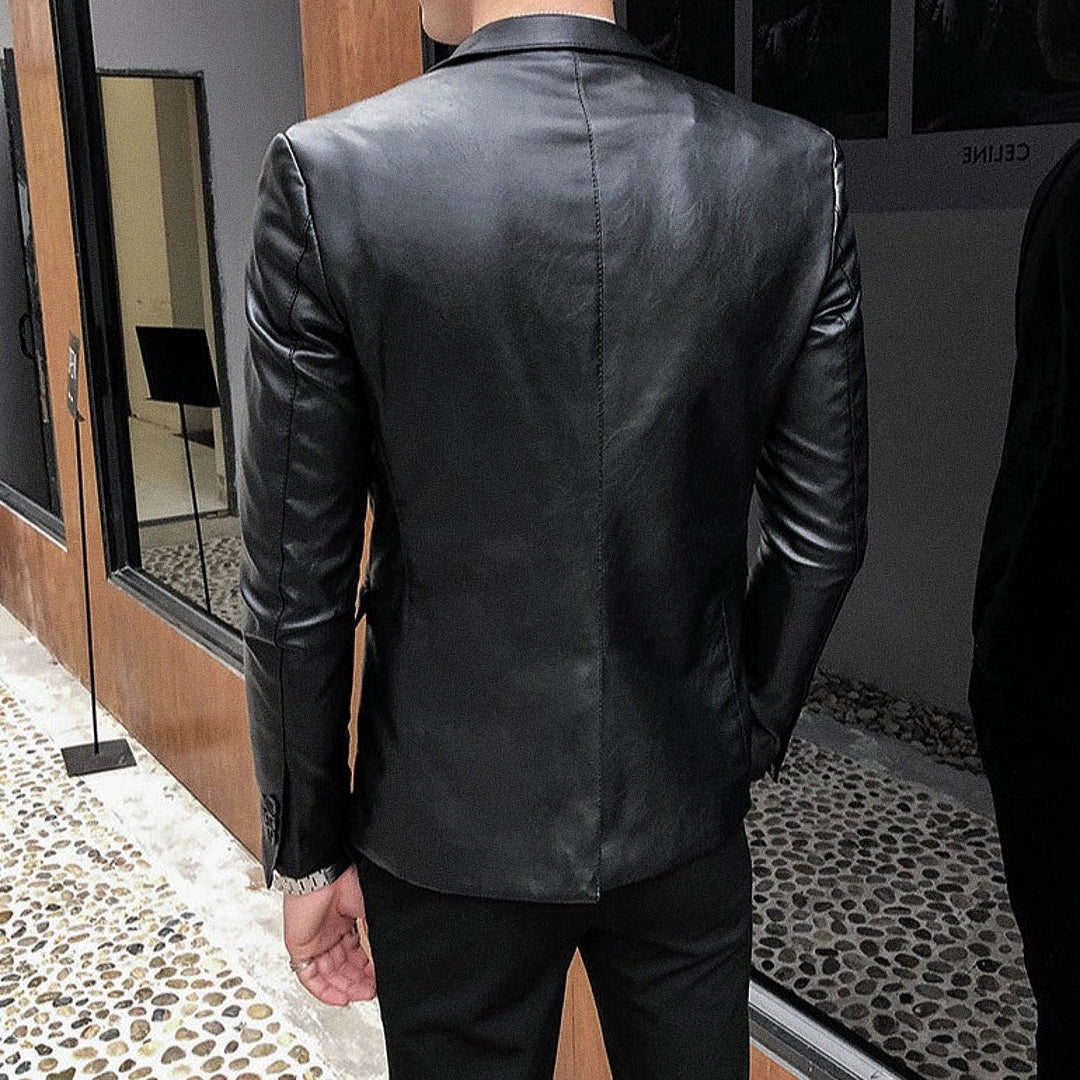 Blazer Masculino de Couro Lancaster Romenzi RZ921 em detalhe, peça premium em couro sofisticado e resistente, ideal para looks casuais ou formais elegantes.