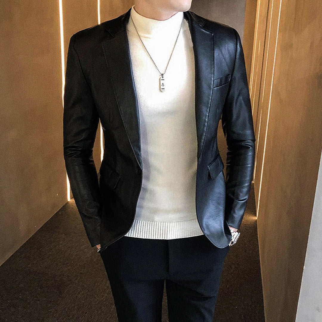 Blazer Masculino de Couro Lancaster Romenzi RZ921 em detalhe, peça premium em couro sofisticado e resistente, ideal para looks casuais ou formais elegantes.