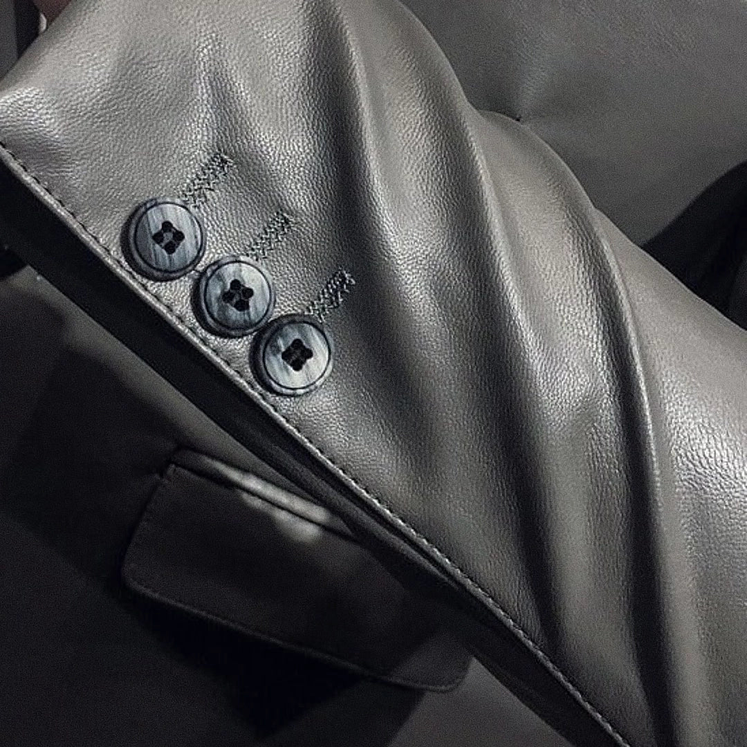 Blazer Masculino de Couro Lancaster Romenzi RZ921 em detalhe, peça premium em couro sofisticado e resistente, ideal para looks casuais ou formais elegantes.
