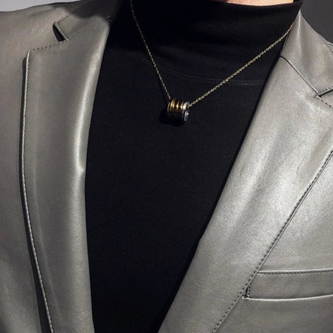 Blazer Masculino de Couro Lancaster Romenzi RZ921 em detalhe, peça premium em couro sofisticado e resistente, ideal para looks casuais ou formais elegantes.