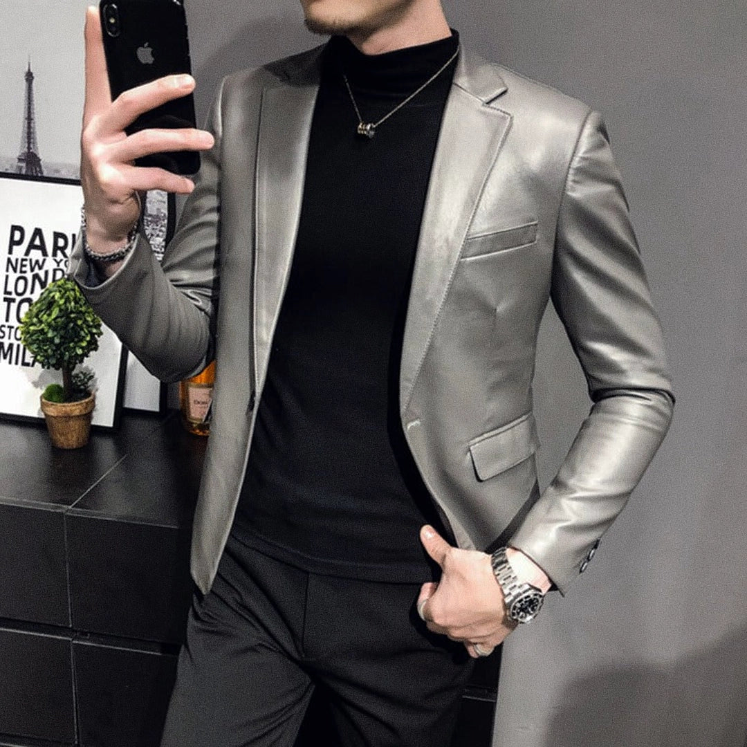 Blazer Masculino de Couro Lancaster Romenzi RZ921 em detalhe, peça premium em couro sofisticado e resistente, ideal para looks casuais ou formais elegantes.