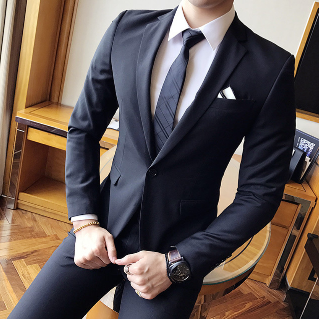Blazer Masculino Executivo Romenzi RZ776 em detalhe, confeccionado em poliviscose de alta qualidade com caimento perfeito e estilo sofisticado.
