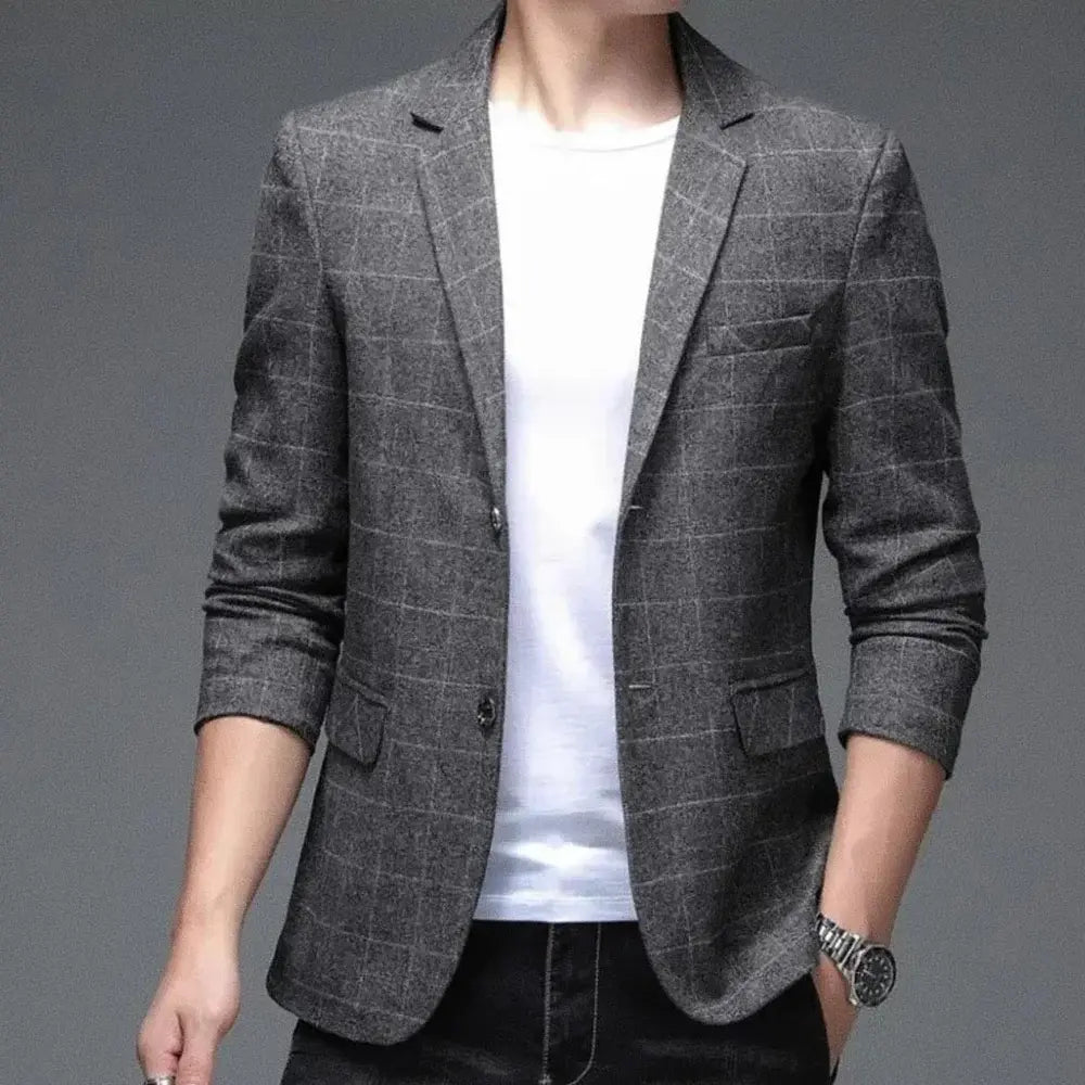 Blazer Masculino Esporte Fino Romenzi RZ056, em algodão e poliéster, com botões nas mangas e fechamento duplo. Azul marinho para ocasiões formais e informais