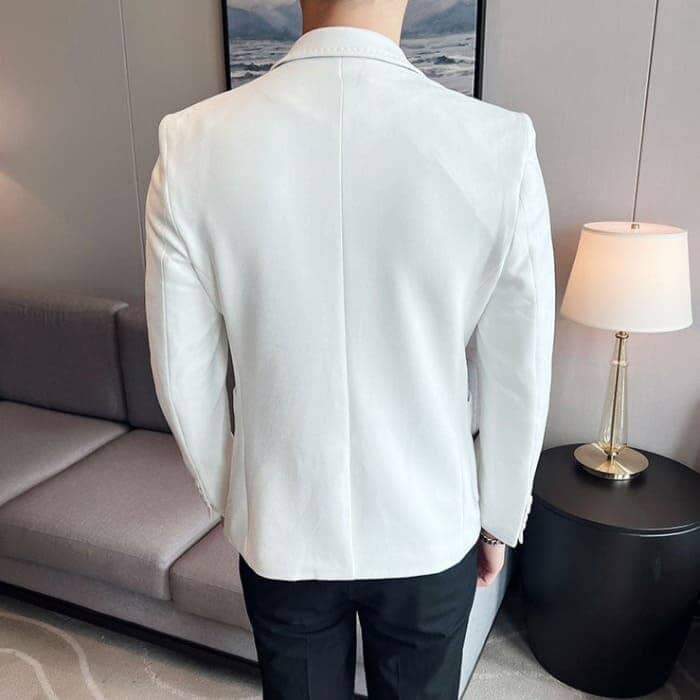 Blazer Masculino Romenzi Gentleman RZ920 em detalhe, blazer sofisticado em materiais de alta qualidade que oferece caimento impecável e estilo elegante.