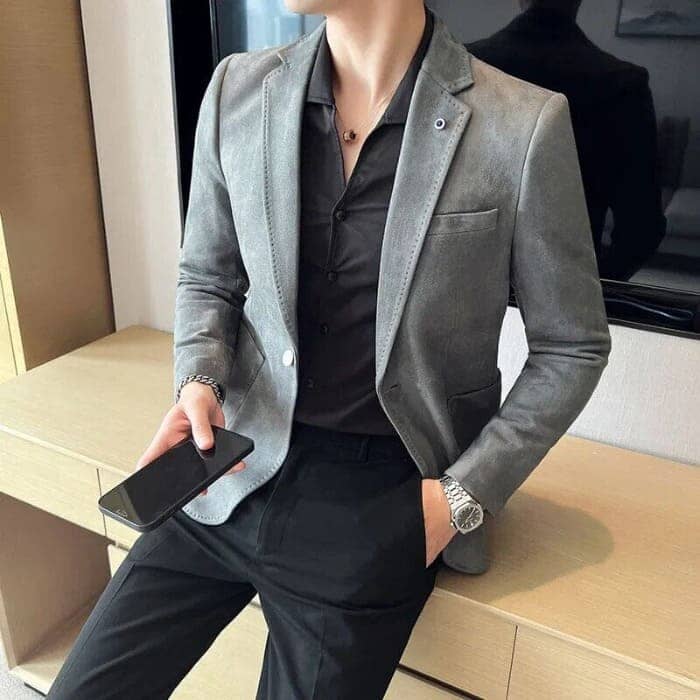 Blazer Masculino Romenzi Gentleman RZ920 em detalhe, blazer sofisticado em materiais de alta qualidade que oferece caimento impecável e estilo elegante.