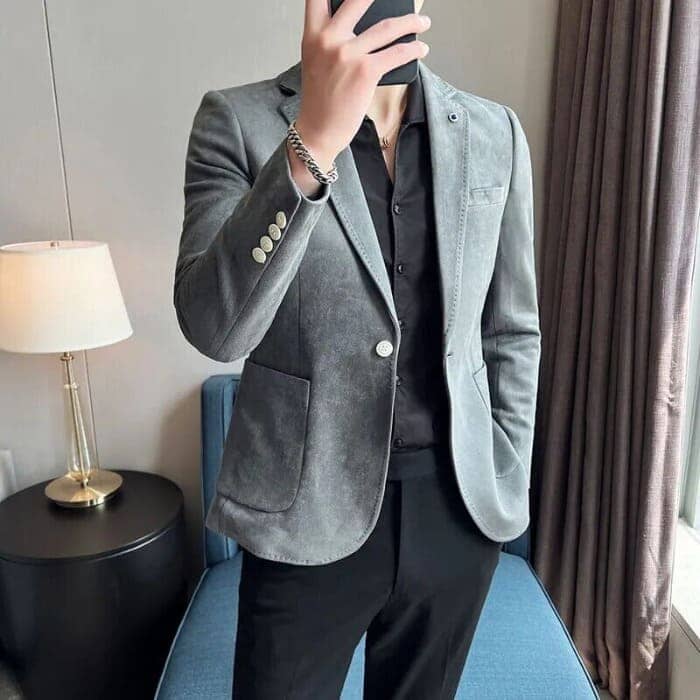 Blazer Masculino Romenzi Gentleman RZ920 em detalhe, blazer sofisticado em materiais de alta qualidade que oferece caimento impecável e estilo elegante.