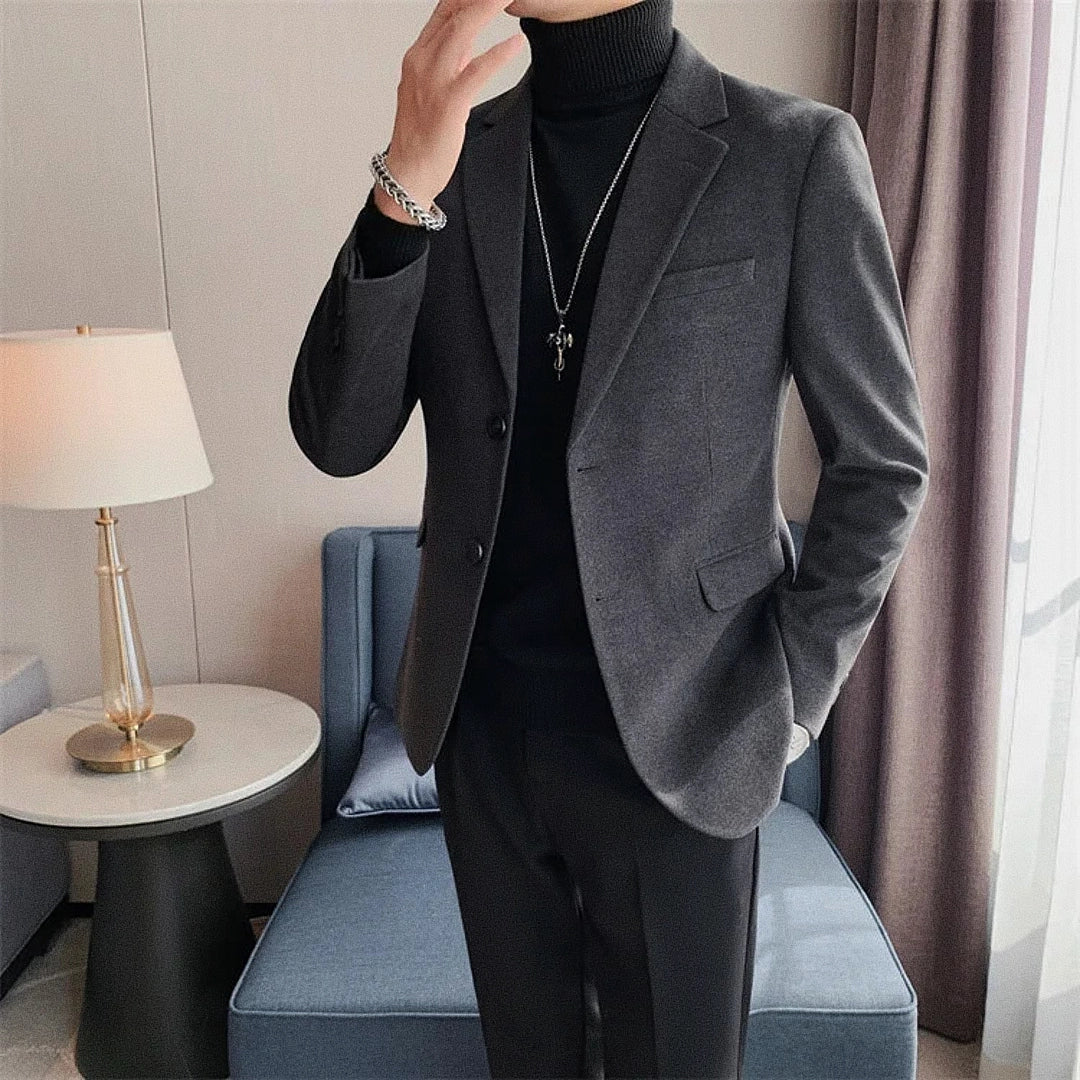 Blazer Masculino Grife Romenzi RZ933 em detalhe, blazer sofisticado em materiais de alta qualidade que oferece caimento impecável, conforto e estilo elegante.