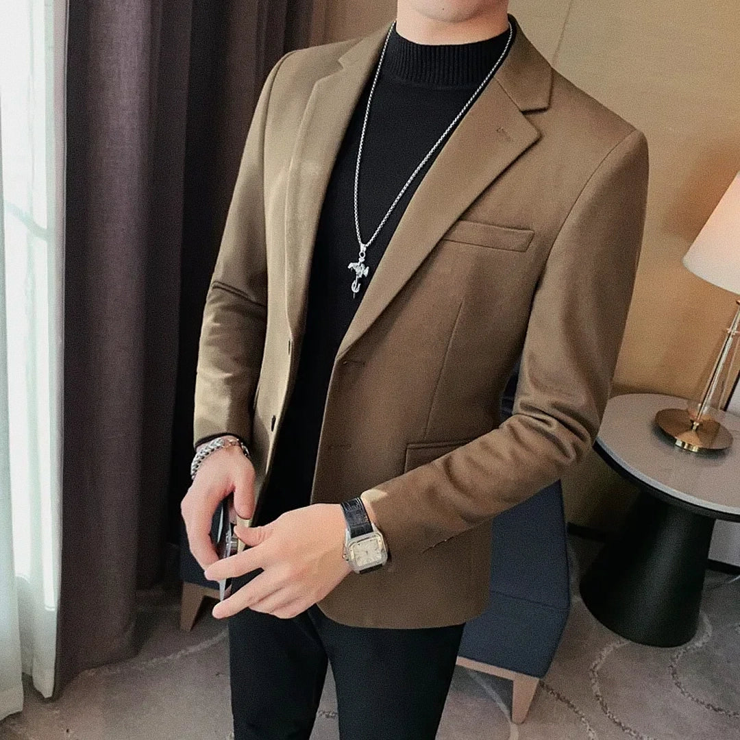 Blazer Masculino Grife Romenzi RZ933 em detalhe, blazer sofisticado em materiais de alta qualidade que oferece caimento impecável, conforto e estilo elegante.