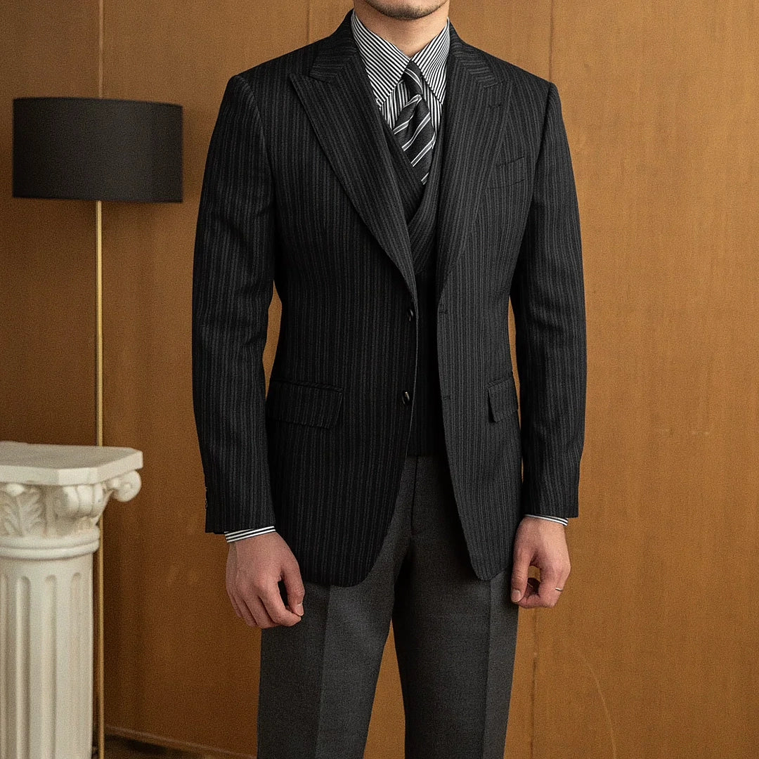 Blazer Masculino Listrado Romenzi RZ926 em detalhe, peça premium em poliéster e viscose com padronagem listrada, sofisticada para looks casuais ou formais.
