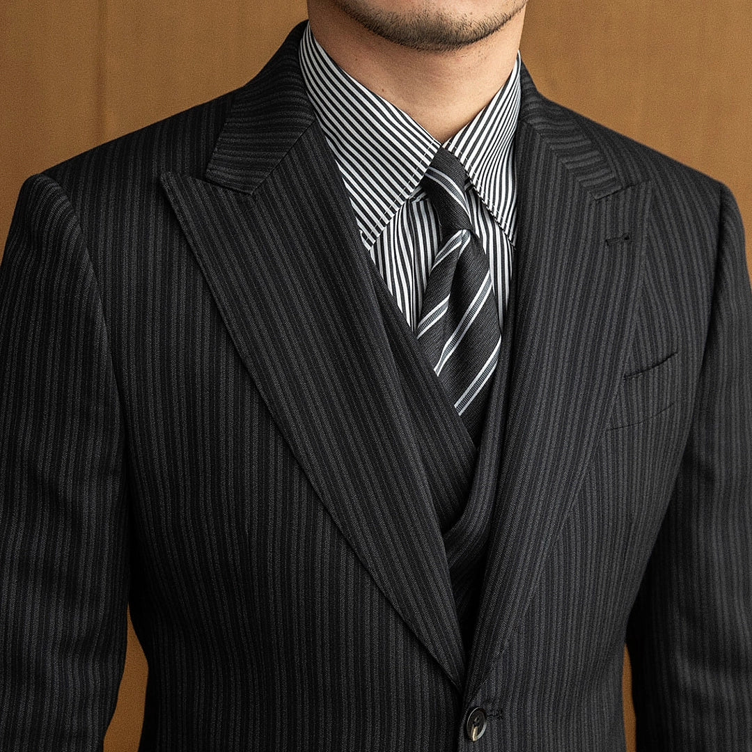 Blazer Masculino Listrado Romenzi RZ926 em detalhe, peça premium em poliéster e viscose com padronagem listrada, sofisticada para looks casuais ou formais.