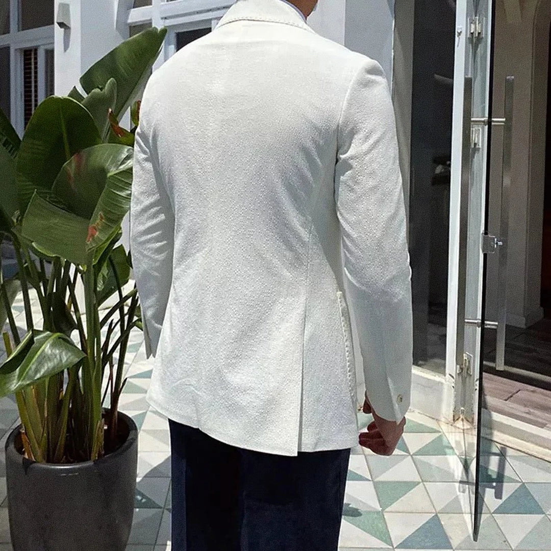 Blazer Masculino Romenzi RZ929 em detalhe, blazer branco pérola em ecomicrofibra com forro em seda e poliéster que oferece caimento perfeito e sofisticação.