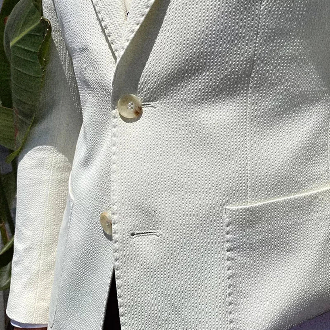 Blazer Masculino Romenzi RZ929 em detalhe, blazer branco pérola em ecomicrofibra com forro em seda e poliéster que oferece caimento perfeito e sofisticação.