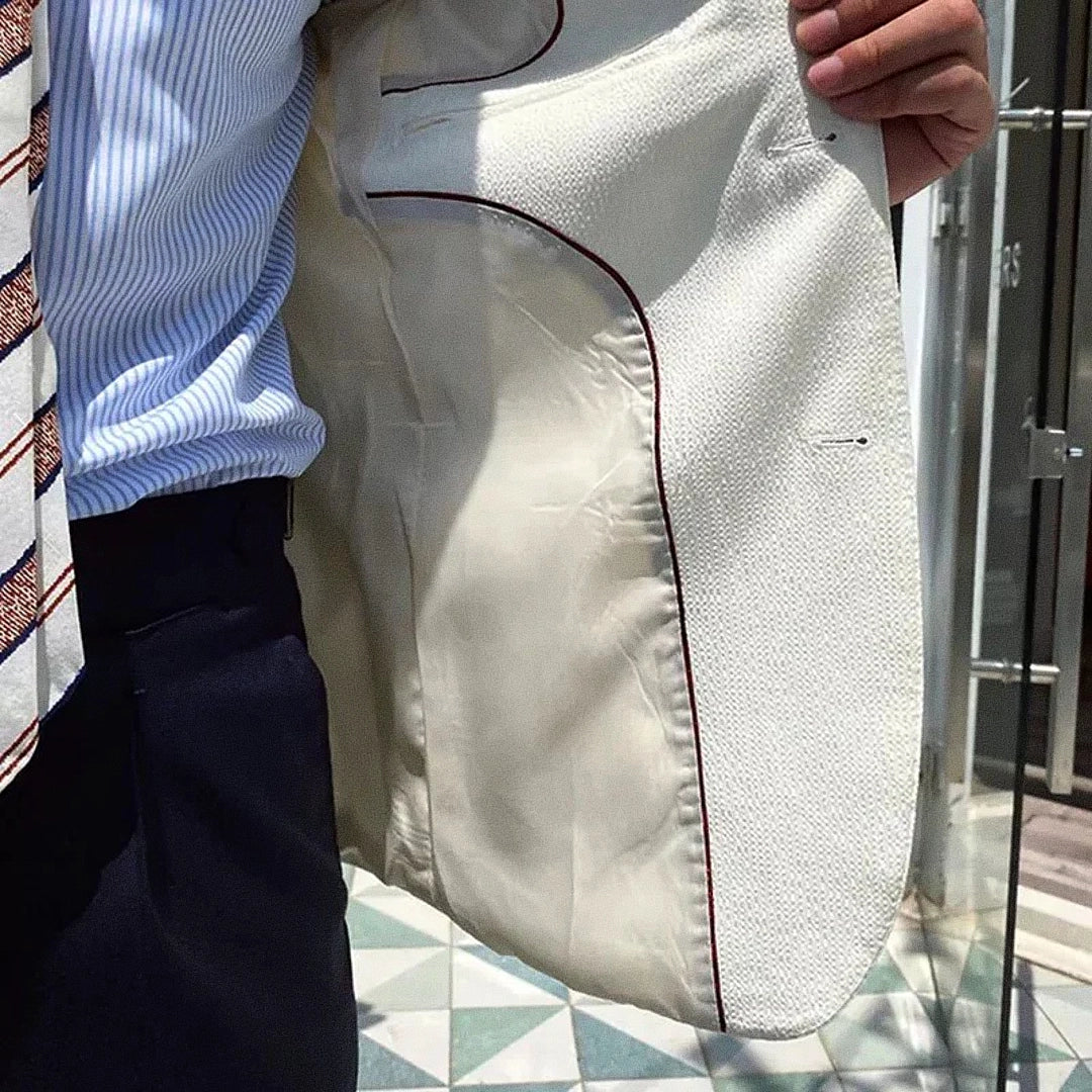 Blazer Masculino Romenzi RZ929 em detalhe, blazer branco pérola em ecomicrofibra com forro em seda e poliéster que oferece caimento perfeito e sofisticação.