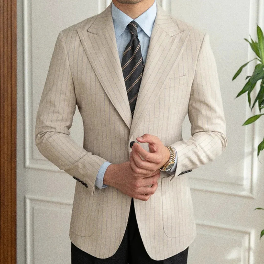 Blazer Masculino Romenzi RZ932 em detalhe, blazer vintage beige em ecomicrofibra com forro em seda e poliéster que oferece conforto e estilo sofisticado.