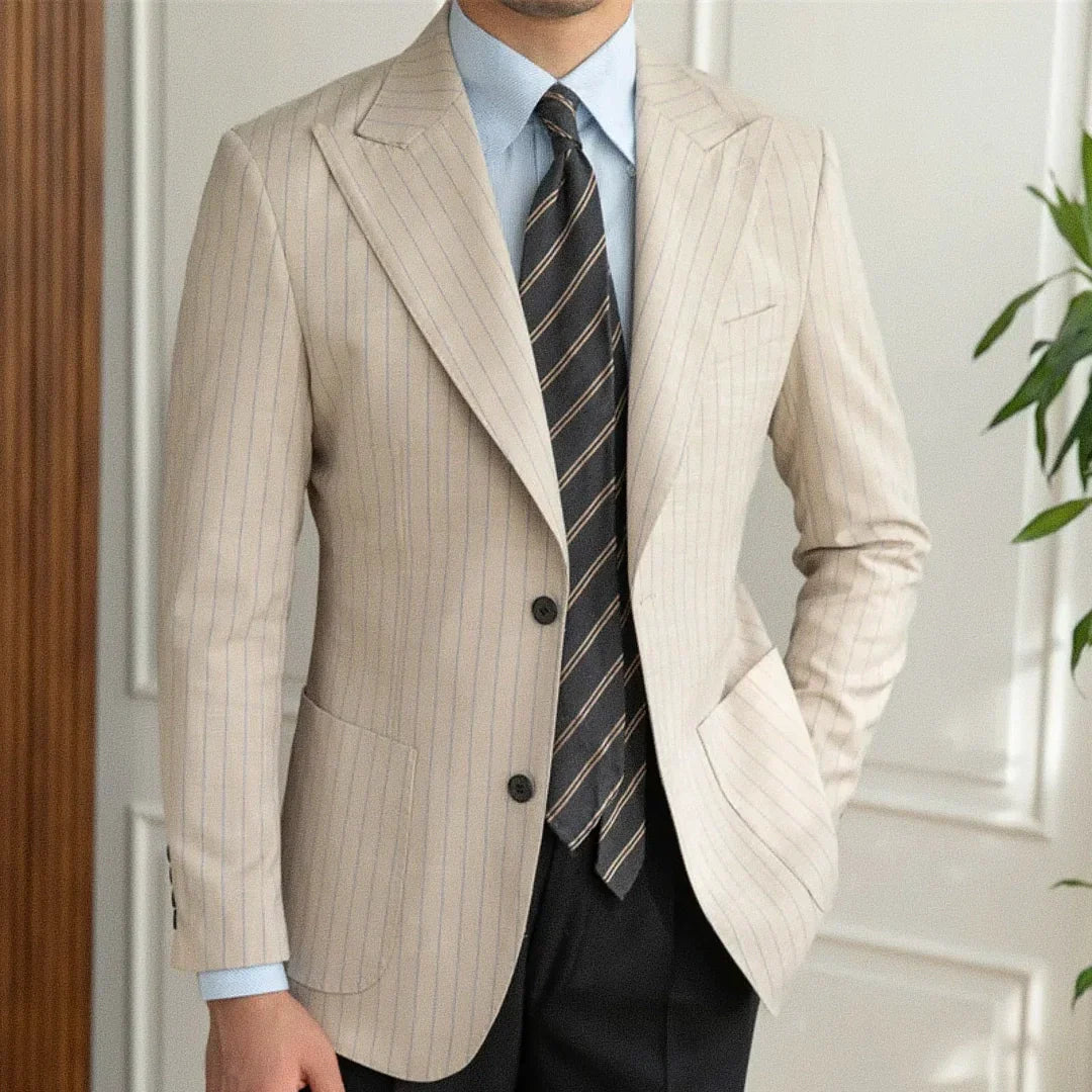 Blazer Masculino Romenzi RZ932 em detalhe, blazer vintage beige em ecomicrofibra com forro em seda e poliéster que oferece conforto e estilo sofisticado.
