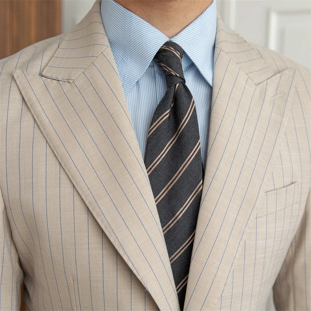 Blazer Masculino Romenzi RZ932 em detalhe, blazer vintage beige em ecomicrofibra com forro em seda e poliéster que oferece conforto e estilo sofisticado.