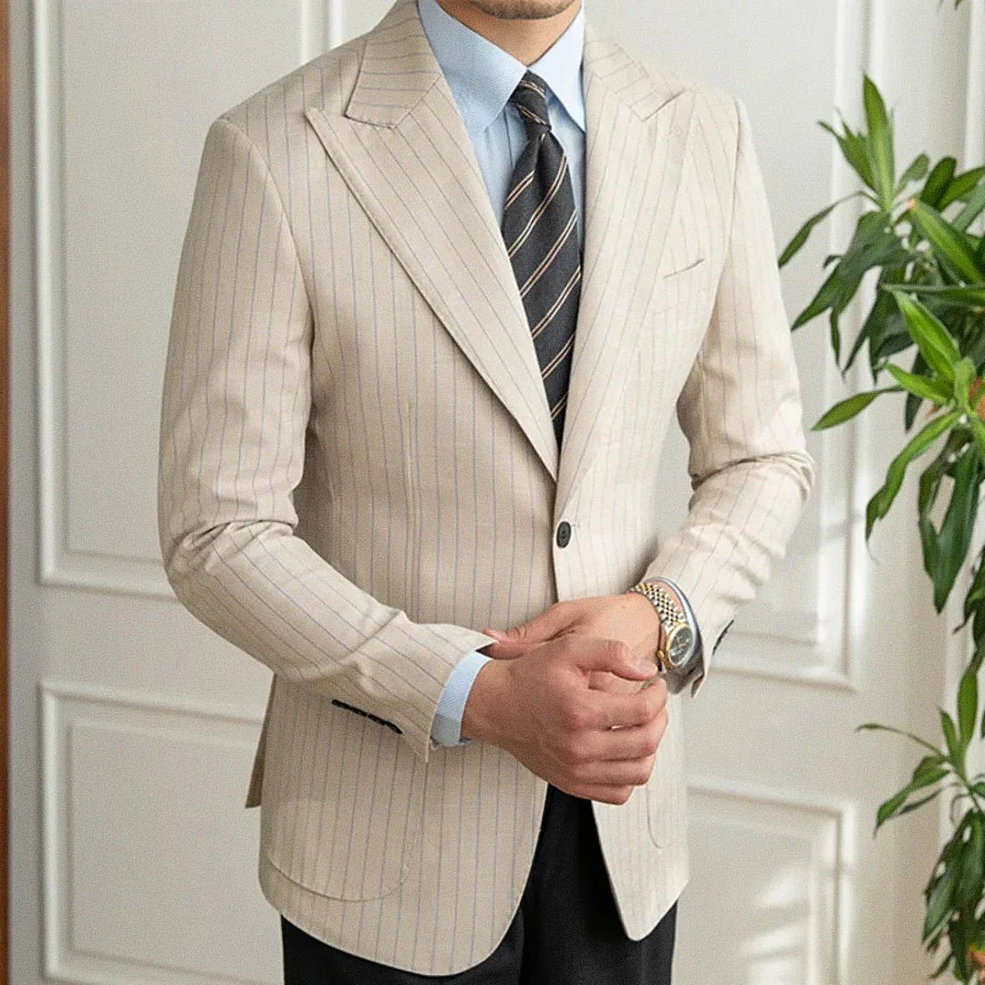 Blazer Masculino Romenzi RZ932 em detalhe, blazer vintage beige em ecomicrofibra com forro em seda e poliéster que oferece conforto e estilo sofisticado.