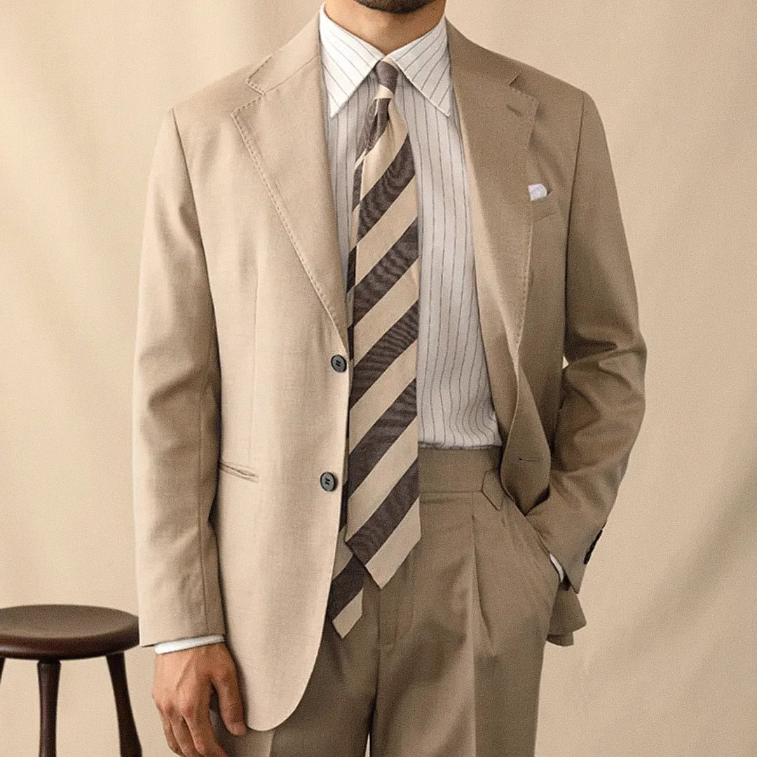 Blazer Masculino Romenzi RZ934 em detalhe, peça sofisticada em Ecomicrofibra Easeleaf com forro de seda e poliéster para looks formais elegantes.