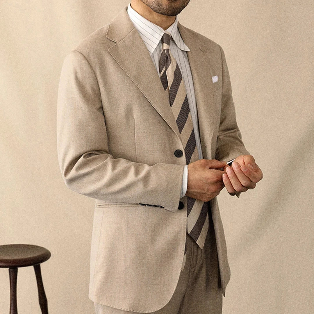 Blazer Masculino Romenzi RZ934 em detalhe, peça sofisticada em Ecomicrofibra Easeleaf com forro de seda e poliéster para looks formais elegantes.