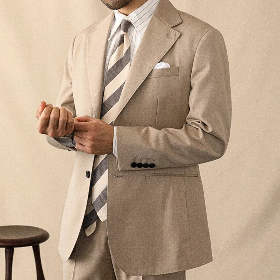 Blazer Masculino Romenzi RZ934 em detalhe, peça sofisticada em Ecomicrofibra Easeleaf com forro de seda e poliéster para looks formais elegantes.