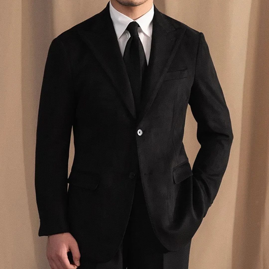 Blazer Masculino Romenzi RZ938 em detalhe, blazer em ecomicrofibra Easeleaf 01 com acabamento interno em seda que oferece conforto e estilo sofisticado.