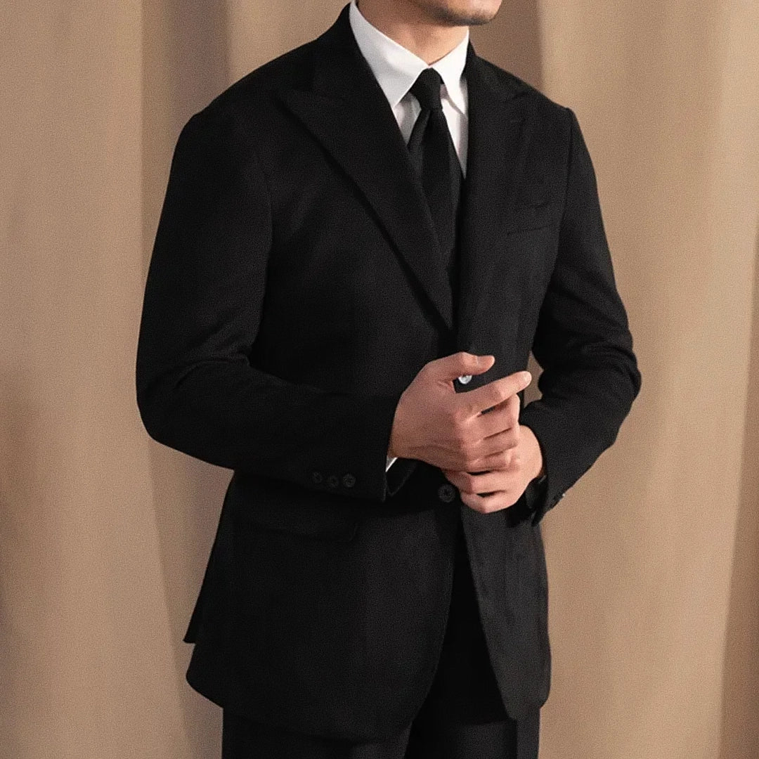 Blazer Masculino Romenzi RZ938 em detalhe, blazer em ecomicrofibra Easeleaf 01 com acabamento interno em seda que oferece conforto e estilo sofisticado.