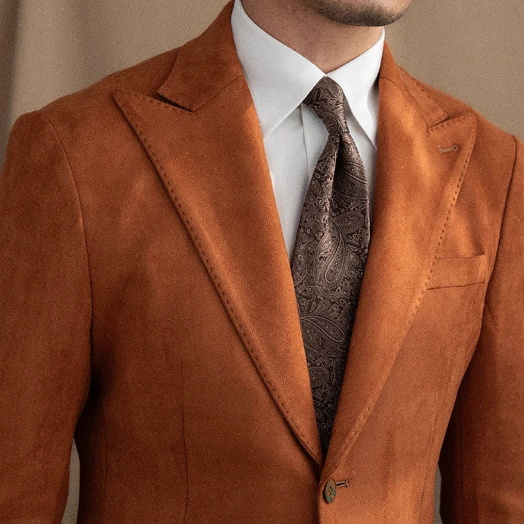 Blazer Masculino Romenzi RZ938 em detalhe, blazer em ecomicrofibra Easeleaf 01 com acabamento interno em seda que oferece conforto e estilo sofisticado.