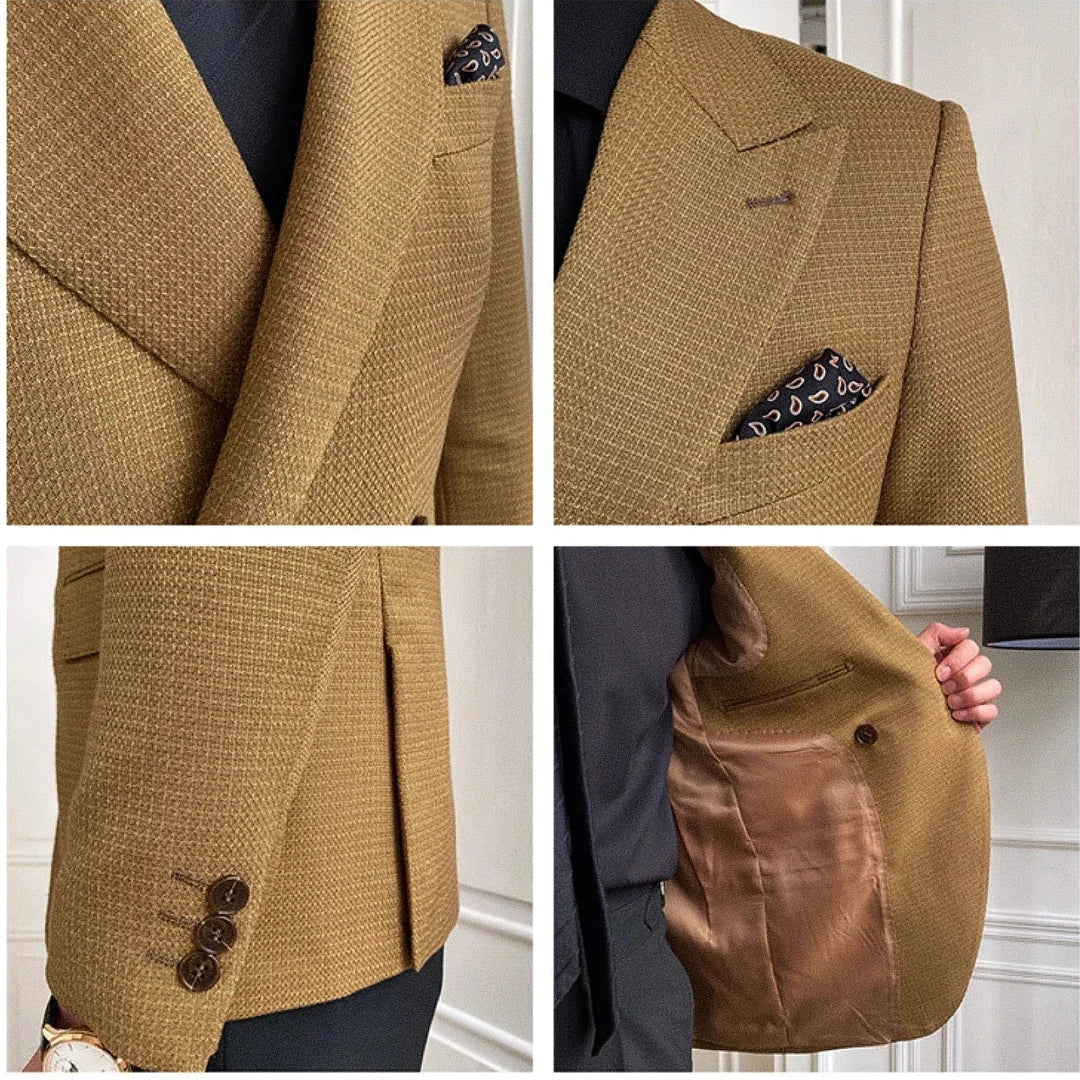 Blazer Masculino Romenzi RZ939 em detalhe, peça sofisticada em Ecomicrofibra Easeleaf Tan Brown com forro em seda e abotoamento duplo elegante.