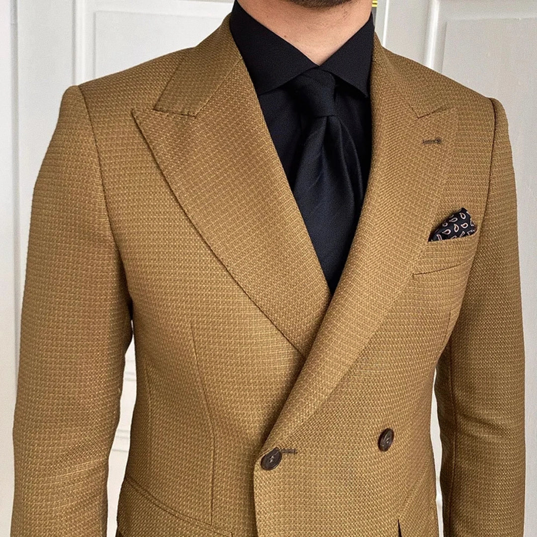 Blazer Masculino Romenzi RZ939 em detalhe, peça sofisticada em Ecomicrofibra Easeleaf Tan Brown com forro em seda e abotoamento duplo elegante.