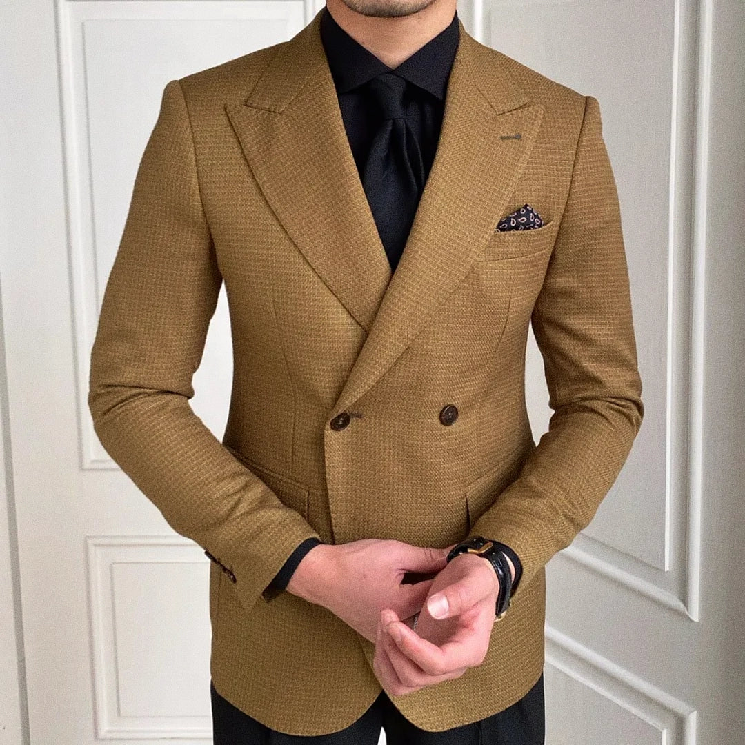 Blazer Masculino Romenzi RZ939 em detalhe, peça sofisticada em Ecomicrofibra Easeleaf Tan Brown com forro em seda e abotoamento duplo elegante.