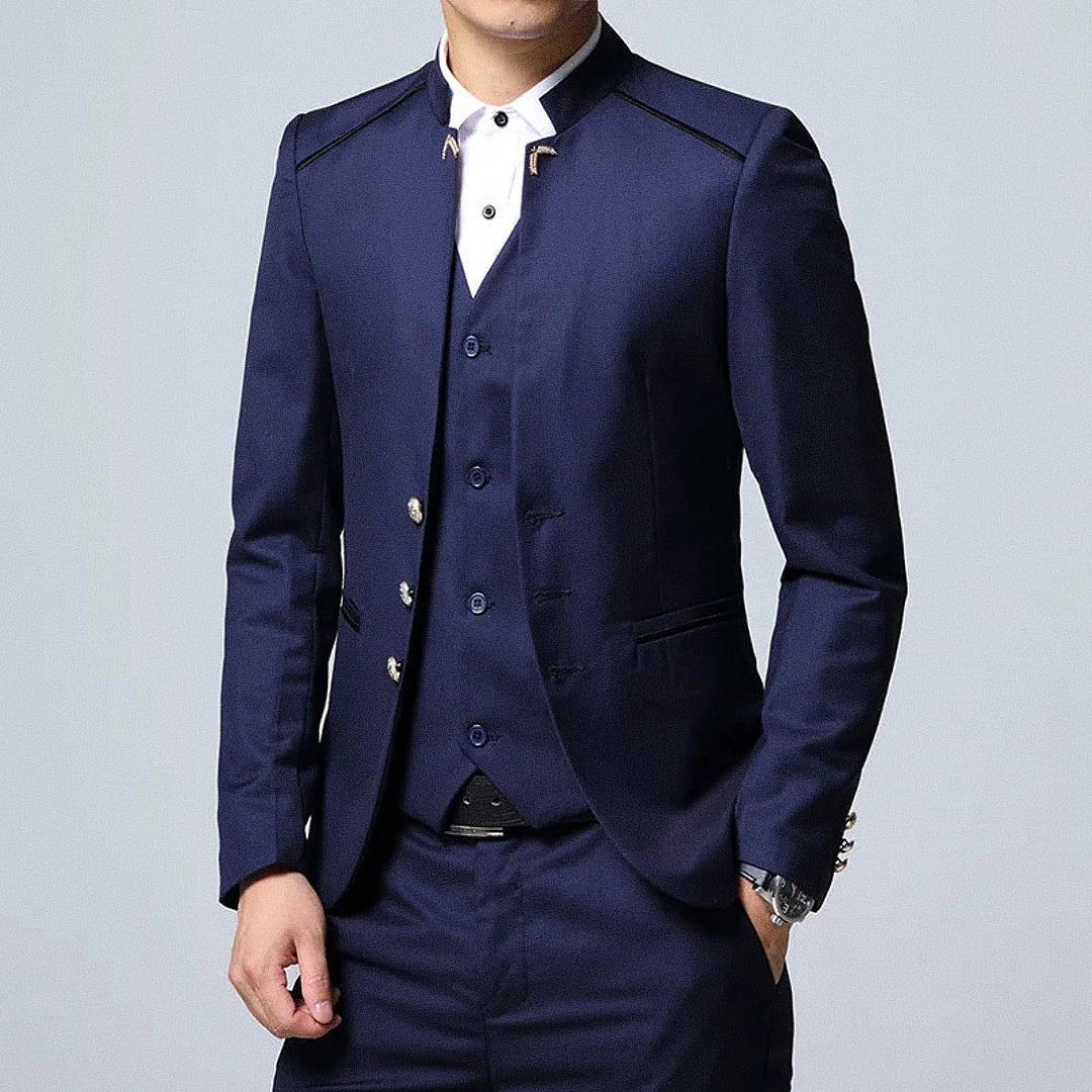 Blazer Masculino Slim Beaumont Romenzi RZ925 em detalhe, modelo slim fit em materiais de alta qualidade que oferece caimento perfeito e estilo sofisticado.