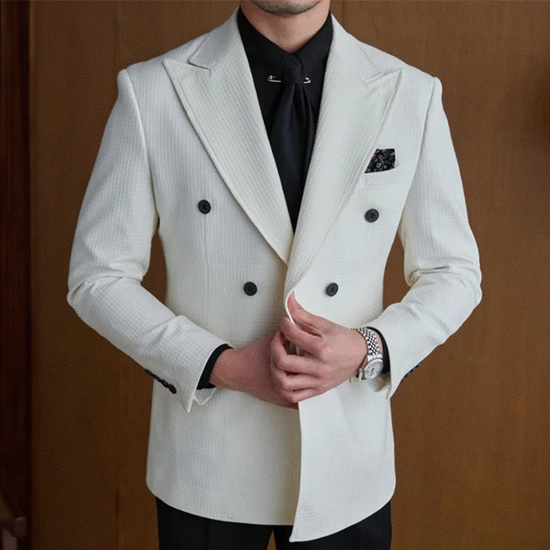 Blazer Masculino Transpassado Romenzi RZ539 em detalhe, peça sofisticada em Ecomicrofibra Easeleaf com acabamento interno em seda para looks elegantes.