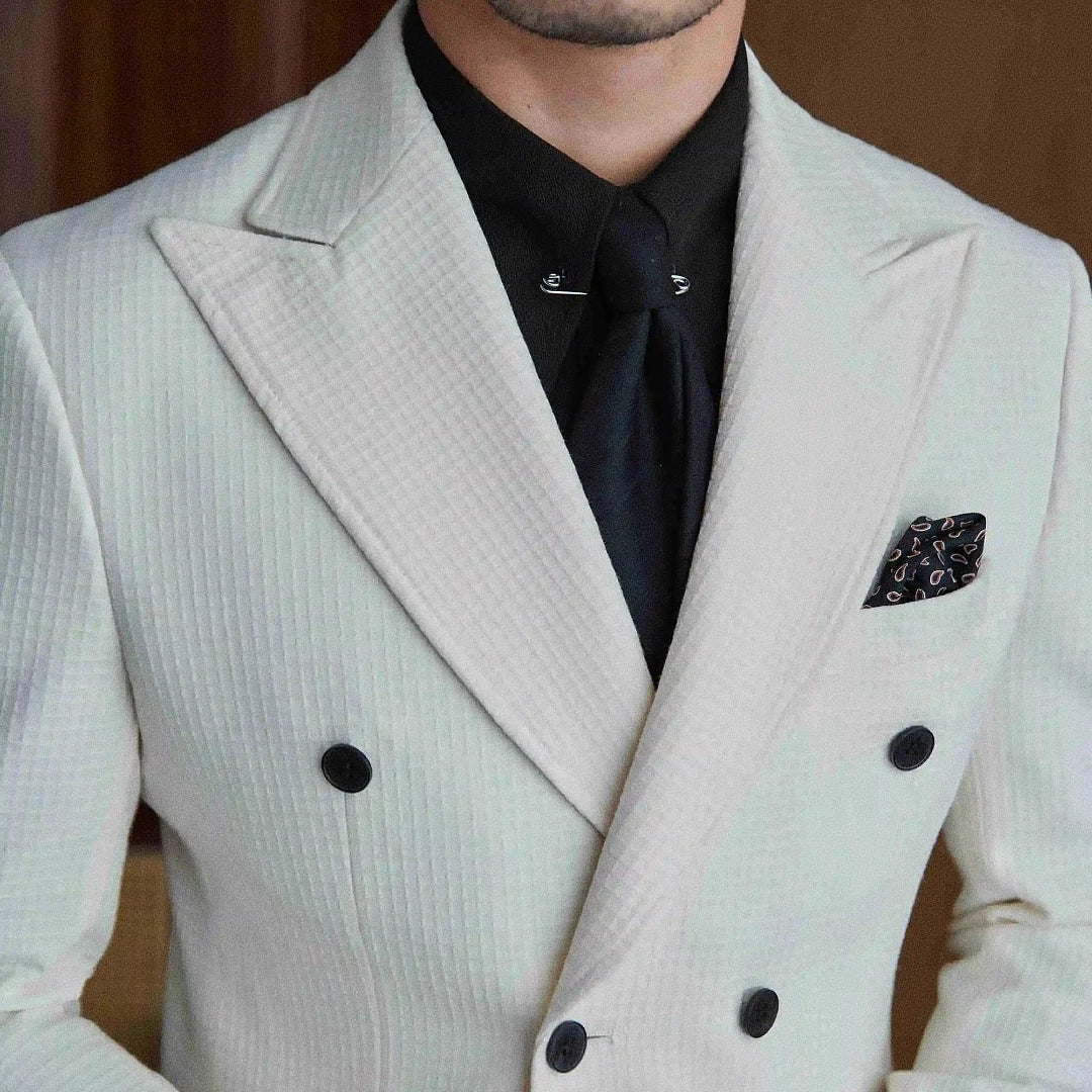 Blazer Masculino Transpassado Romenzi RZ539 em detalhe, peça sofisticada em Ecomicrofibra Easeleaf com acabamento interno em seda para looks elegantes.