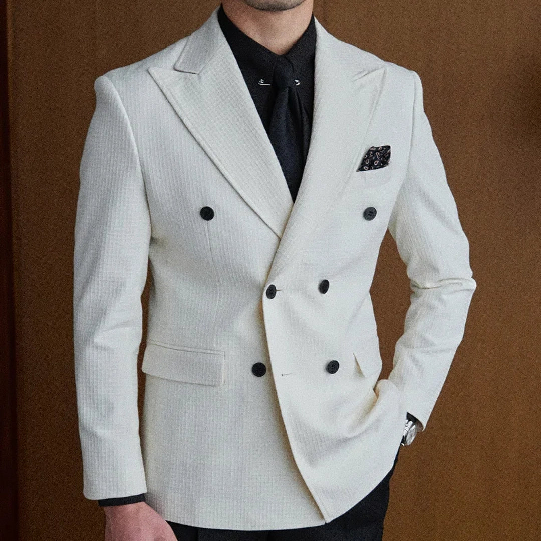 Blazer Masculino Transpassado Romenzi RZ539 em detalhe, peça sofisticada em Ecomicrofibra Easeleaf com acabamento interno em seda para looks elegantes.