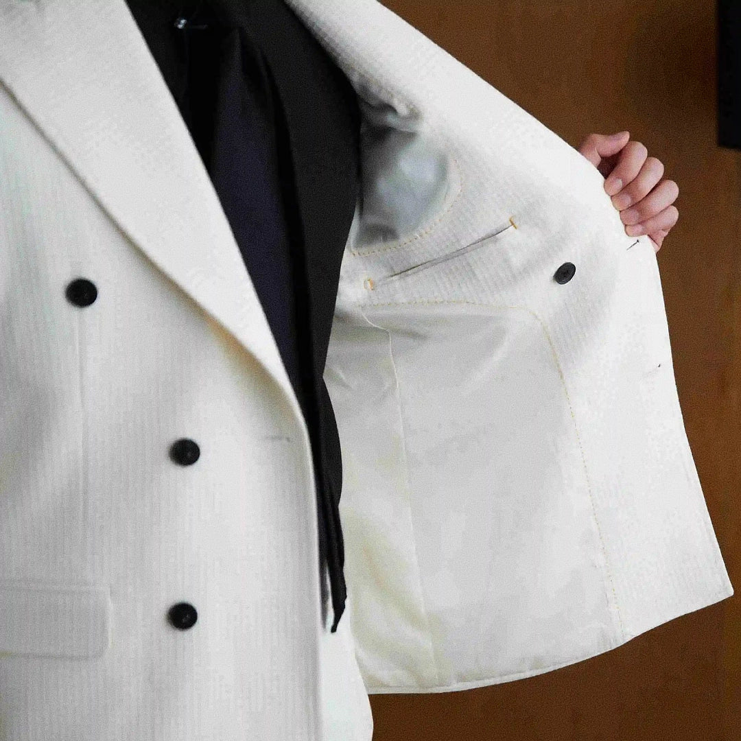 Blazer Masculino Transpassado Romenzi RZ539 em detalhe, peça sofisticada em Ecomicrofibra Easeleaf com acabamento interno em seda para looks elegantes.