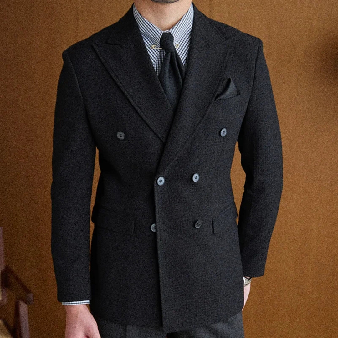 Blazer Masculino Transpassado Romenzi RZ539 em detalhe, peça sofisticada em Ecomicrofibra Easeleaf com acabamento interno em seda para looks elegantes.