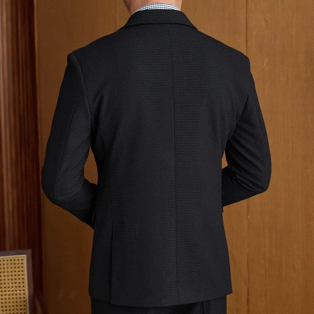 Blazer Masculino Transpassado Romenzi RZ539 em detalhe, peça sofisticada em Ecomicrofibra Easeleaf com acabamento interno em seda para looks elegantes.
