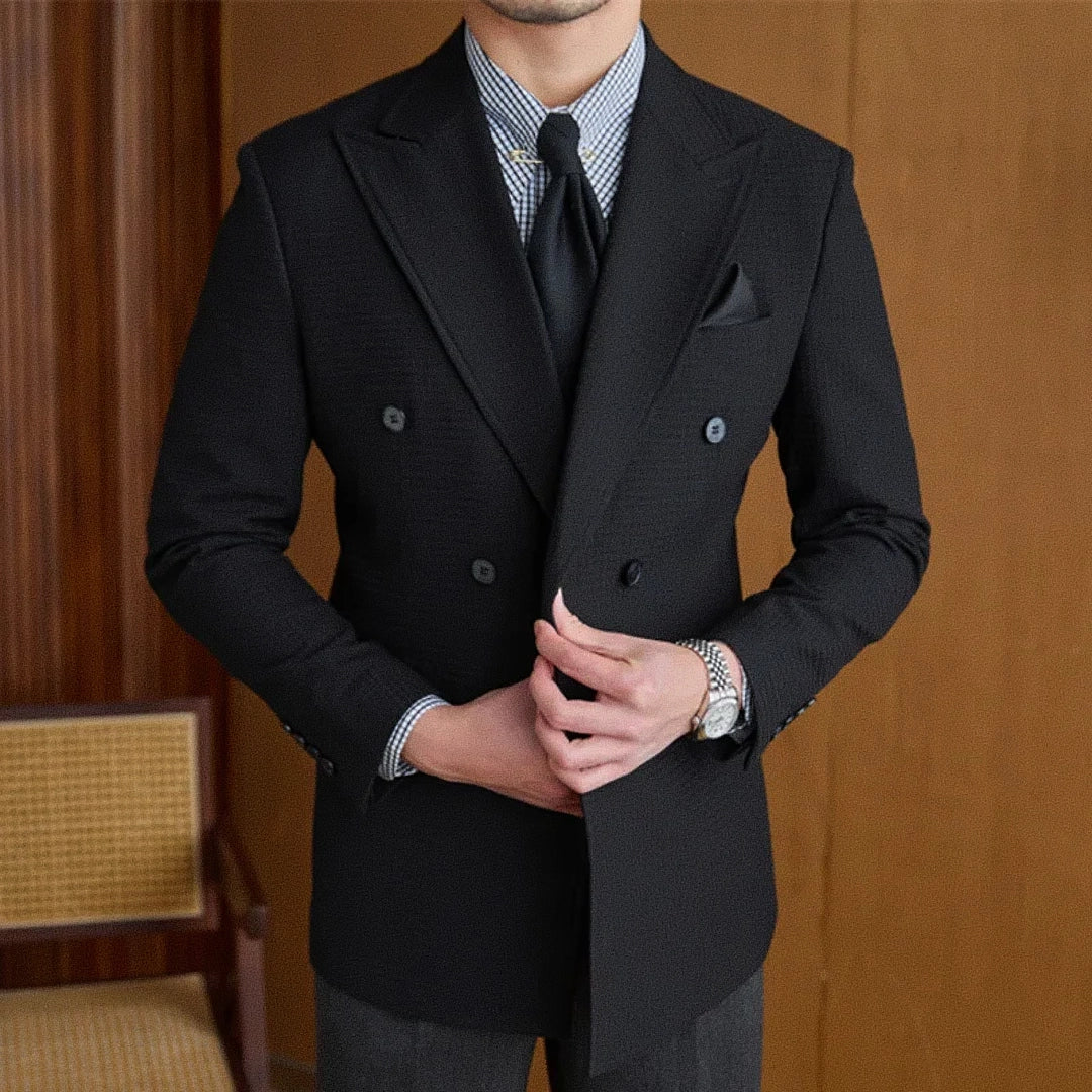Blazer Masculino Transpassado Romenzi RZ539 em detalhe, peça sofisticada em Ecomicrofibra Easeleaf com acabamento interno em seda para looks elegantes.
