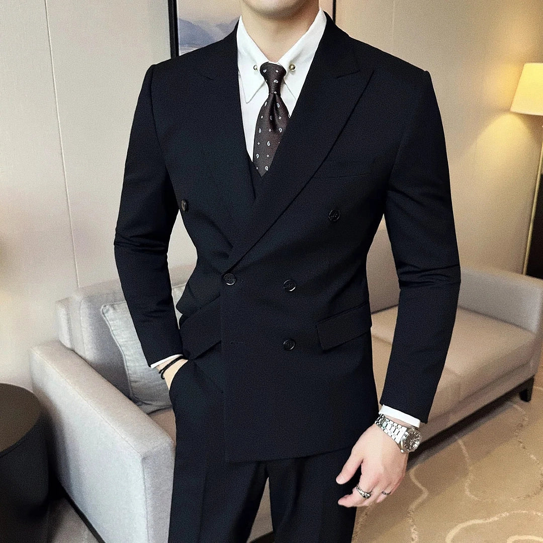 Blazer Masculino Transpassado Romenzi RZ540 em detalhe, peça sofisticada em tecido premium com design elegante para looks sociais e formais.