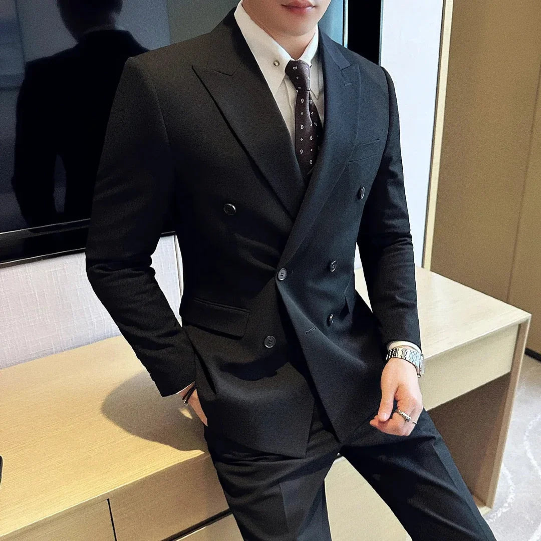 Blazer Masculino Transpassado Romenzi RZ540 em detalhe, peça sofisticada em tecido premium com design elegante para looks sociais e formais.