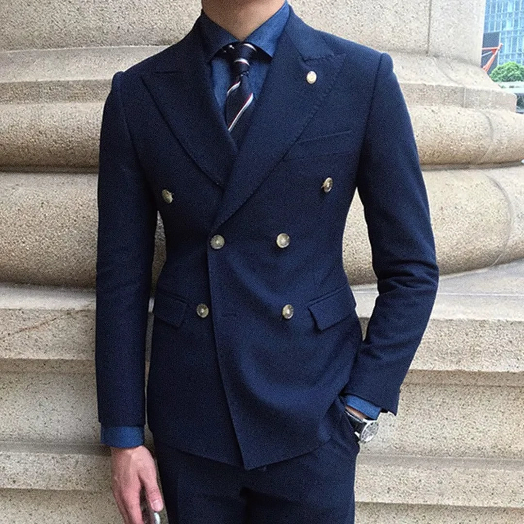 Blazer Masculino Transpassado Romenzi RZ542 em detalhe, blazer elegante em tecido de alta qualidade que oferece conforto, durabilidade e caimento impecável.