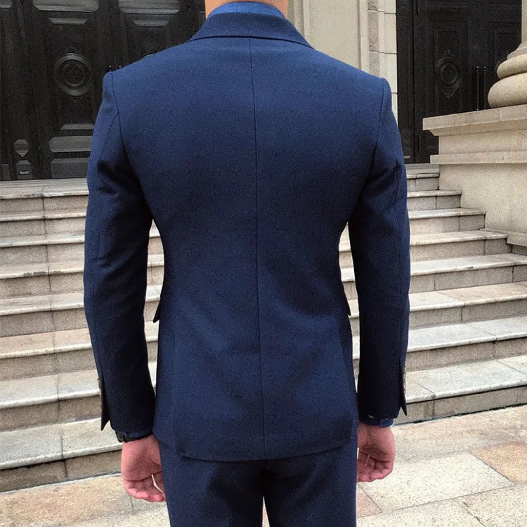 Blazer Masculino Transpassado Romenzi RZ542 em detalhe, blazer elegante em tecido de alta qualidade que oferece conforto, durabilidade e caimento impecável.