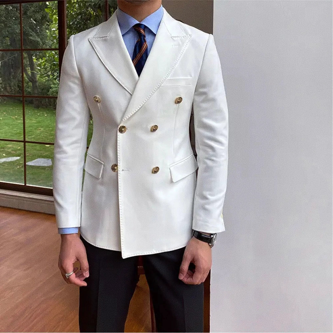 Blazer Masculino Transpassado Romenzi RZ542 em detalhe, blazer elegante em tecido de alta qualidade que oferece conforto, durabilidade e caimento impecável.