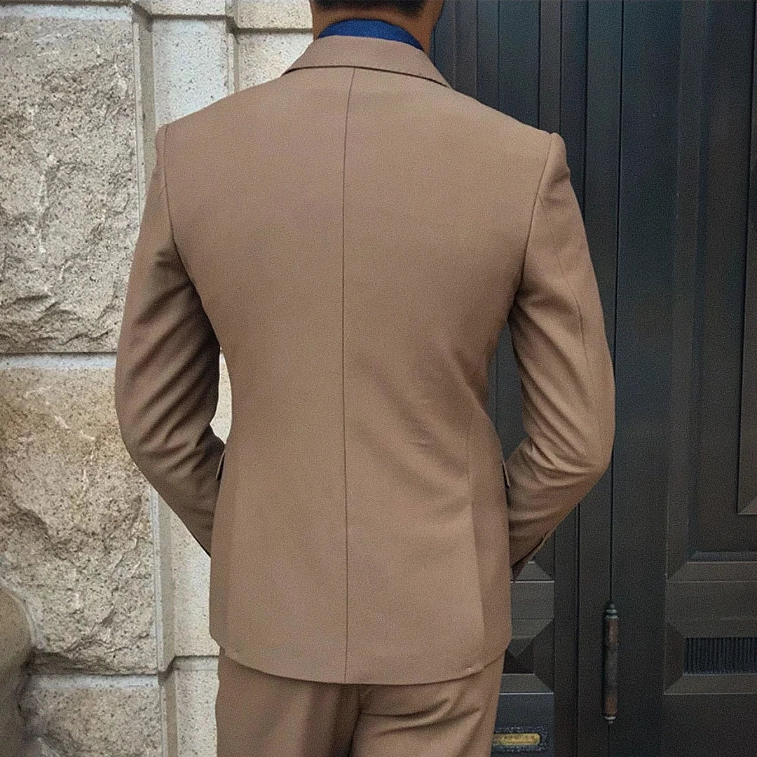 Blazer Masculino Transpassado Romenzi RZ542 em detalhe, blazer elegante em tecido de alta qualidade que oferece conforto, durabilidade e caimento impecável.