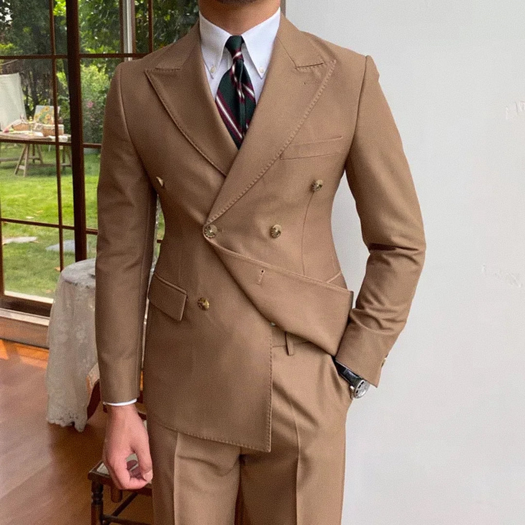 Blazer Masculino Transpassado Romenzi RZ542 em detalhe, blazer elegante em tecido de alta qualidade que oferece conforto, durabilidade e caimento impecável.